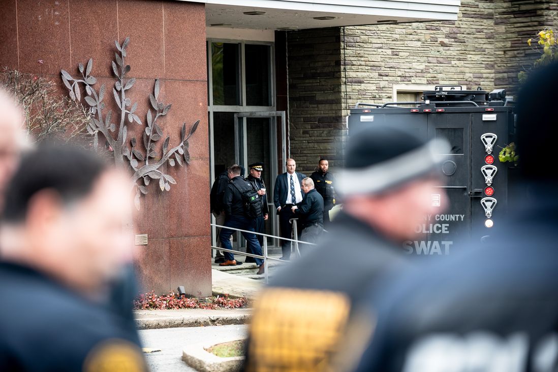 Pittsburgh police outside the Temple of Life synagogue (Aaron Jackendoff/SOPA Images/Shutterstock)